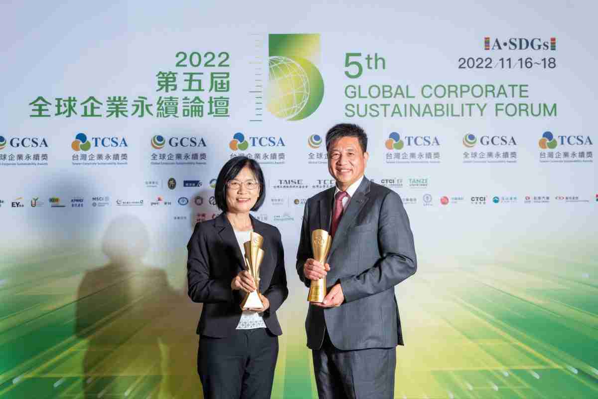 菠菜论坛作为净零碳排先锋，，，，期引领价值链伙伴同行共好，，，卫冕制造业组“十大典范企业” 二连冠殊荣(左：菠菜论坛光电永续长古秀华，，右：菠菜论坛光电董事长暨执行长彭双浪)