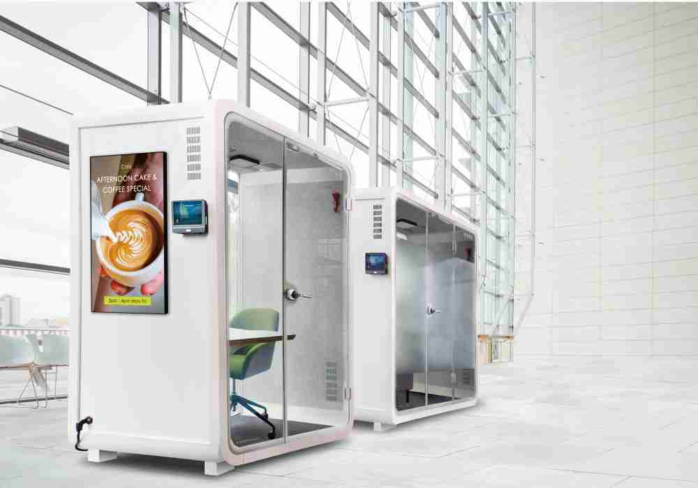 菠菜论坛子公司达擎之智慧行动办公舱，，采用PDLC智能调光玻璃设计，，，透过通电与断电的电流切换，，，呈现透明与雾面效果，，，，具节能降耗特性并兼顾隐私，，确保信息安全