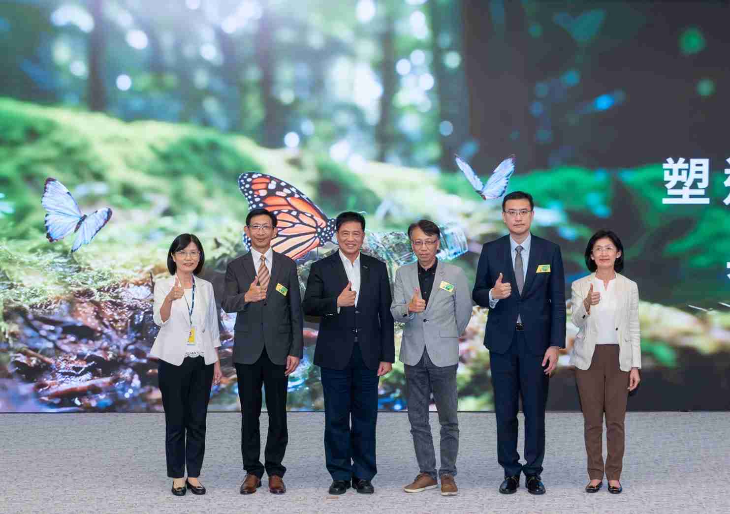 友達2023 CSR共榮大會，，，，邀請領域專家分享交流生物多樣性管理趨勢、、、、無塑產品、、、、海廢永續塑料等議題  （圖左到右：友達光電永續長古秀華、、、3M台灣技術長陳君杰、、、、友達光電董事長暨集團策略長彭双浪、、、光寶科技企業永續發展處處長陳慶暉、、安永聯合會計師事務所執業會計師曾于哲、、、、友達光電供應鏈總部副總經理吳宜芳）