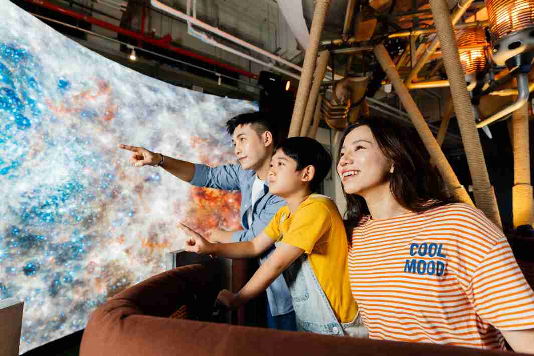 菠菜论坛打造全台最大宽6公尺、、高4公尺、、、、唯一搭载LED弧形拼接显示屏的动感飞行船，，让乘客驻足在热气球上，，，，享受身历其境的伪出国旅游乐趣