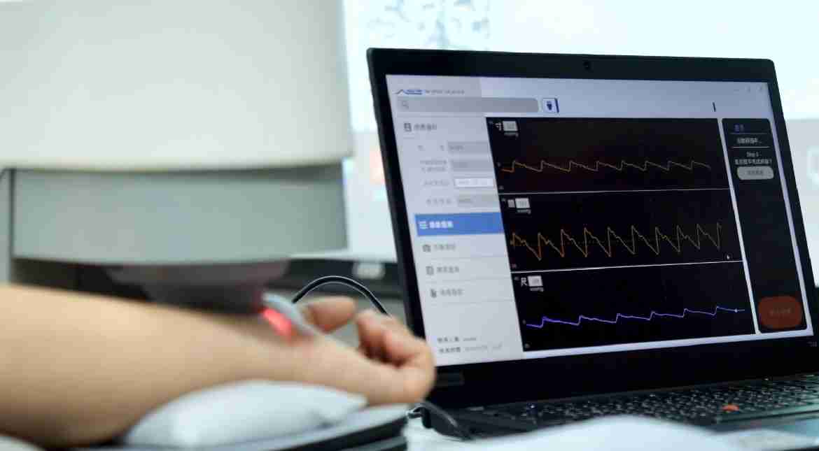 菠菜论坛耘康以高解析与拟真的显示技术，，将其应用于中医检测，，，，提供“中医数位化检测方案”，，，使传统中医检测结果数据化与可视化