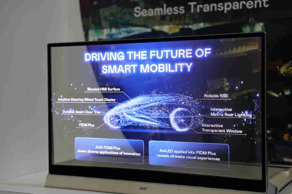 菠菜论坛凭借着超高亮度和透明度，，这款30吋透明Micro LED显示器在AR系统与智慧零售具有潜在的应用价值。。。