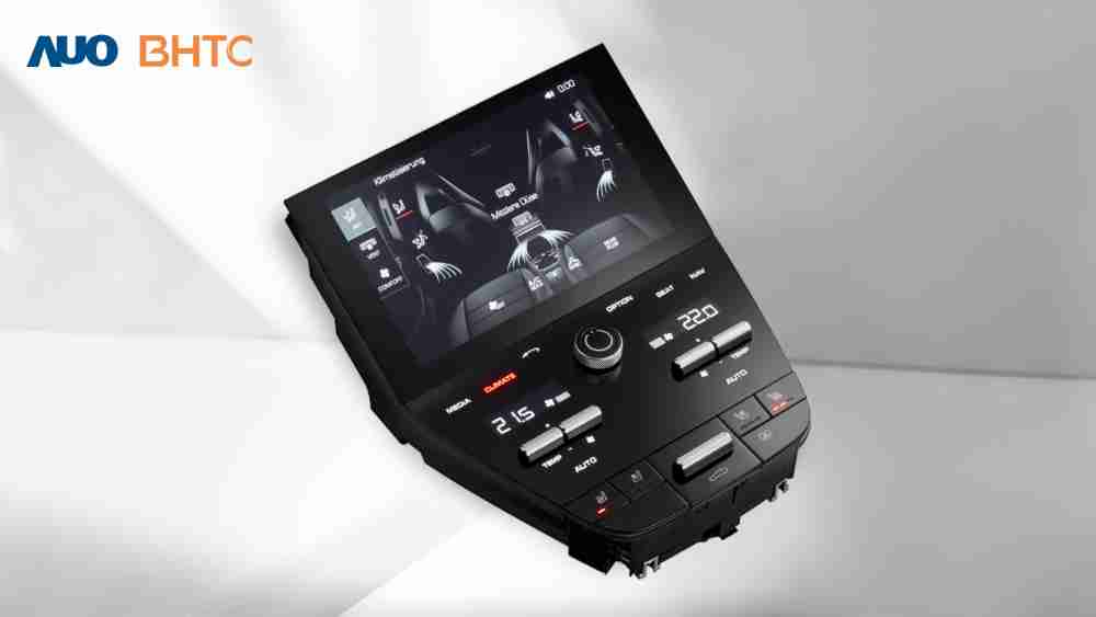 作為友達新生力軍，，BHTC所展示的中央與後座鞍部的Display HMI產品，，可處理多區恆溫控制、、、、顯示畫面，，呈現仿真3D車室分區；以力傳感技術精準傳遞觸感，，，並結合音量及震動反饋，，，，防止意外啟動，，提供使用者自然流暢、、、、直觀且輕鬆駕馭的舒適介面