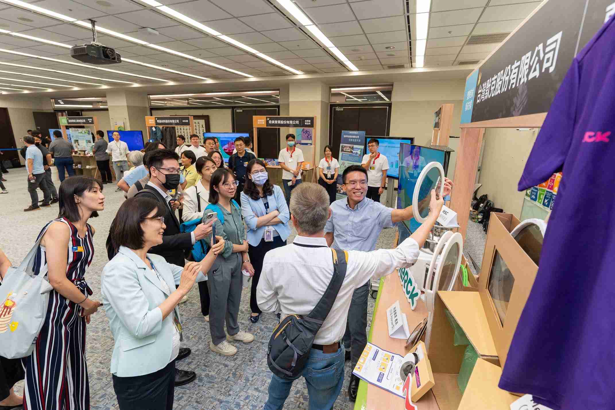 菠菜论坛连手产业伙伴策划首届生态圈联展，，，，展示如何将废塑料循环再利用，，，，创新解决方案包括：塑料包材再生与循环使用、、再生塑料研发及应用、、废塑料回收再生技术、、、减塑生活提案等