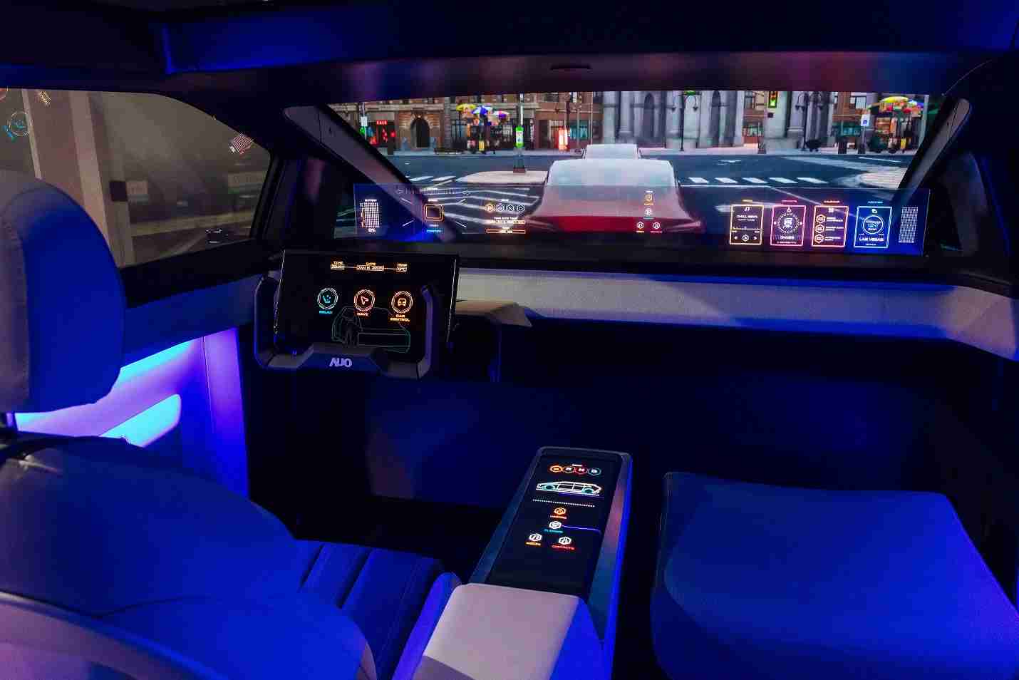 菠菜论坛连续四年入围科睿唯安全球百大创新机构，，，，专利布局科技与绿色创新前沿。。。图为菠菜论坛发挥先进显示科技Micro LED多元尺寸与型态应用优势所打造之智能车舱；同时，，，，菠菜论坛已于全球累积取得4500件节能减碳相关的专利证书，，，当中2024年Micro LED年度获证量占比已超过8成