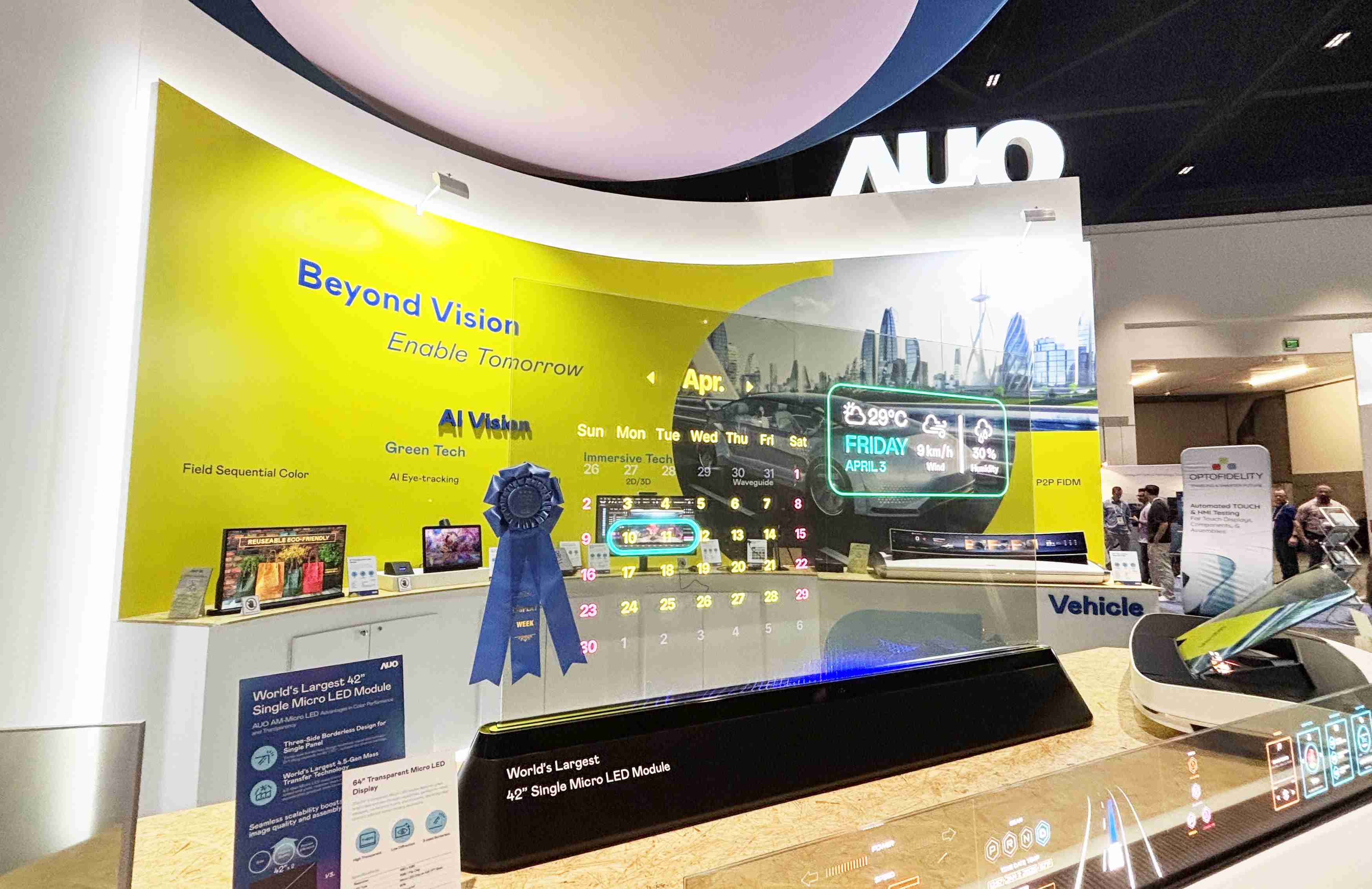 菠菜论坛64吋透明Micro LED显示器获〝最佳Micro LED技术应用奖〞，，其绝妙的透明穿透特性，，同时具备1,000 nits的高亮度表现，，，并透过精细的无缝拼接延伸，，，可依需求灵活应用于多元场域，，，，展现出Micro LED显示技术划时空的无限潜力